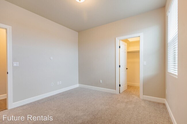 Building Photo - 5 br, 2.5 bath House - 1065 Datura