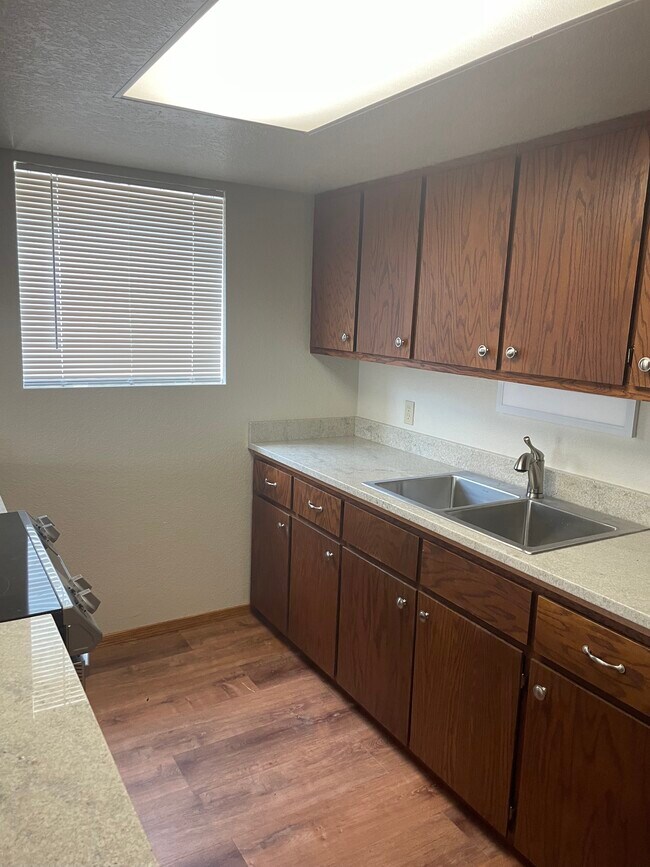 Building Photo - 2485 S Mountain View Dr