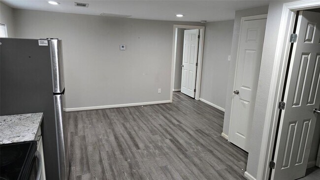Building Photo - 2518 Gano St