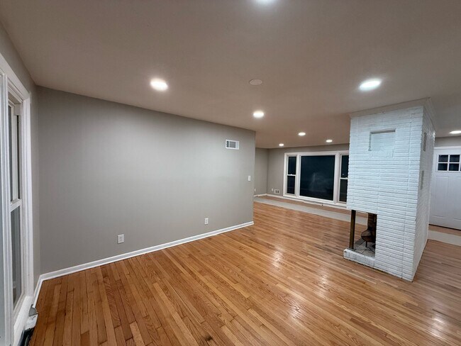 Building Photo - 9900 Richmond Dr