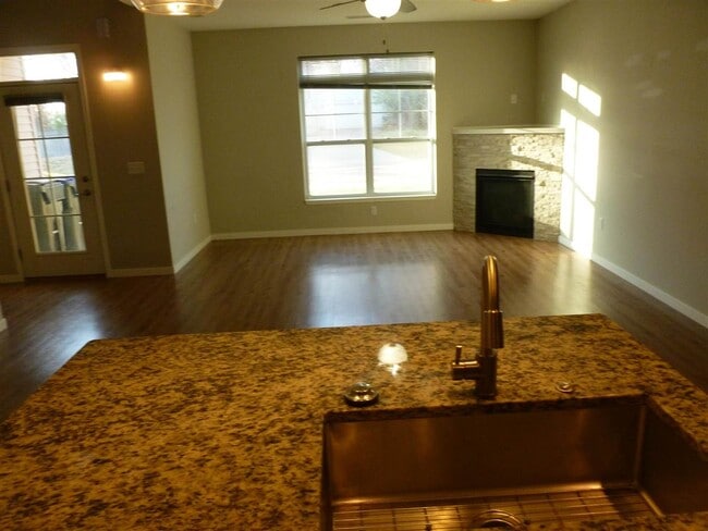 Building Photo - 1330 N Dodge St Ct