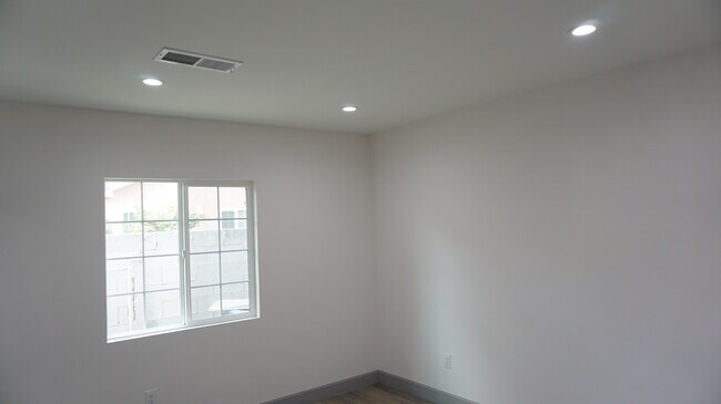 Building Photo - 10065 Arleta Ave