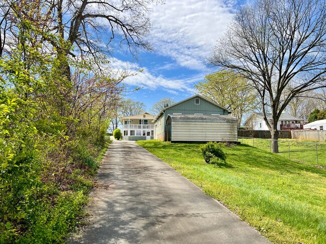 Building Photo - Charming 2 Bedroom Home - All utilities in...