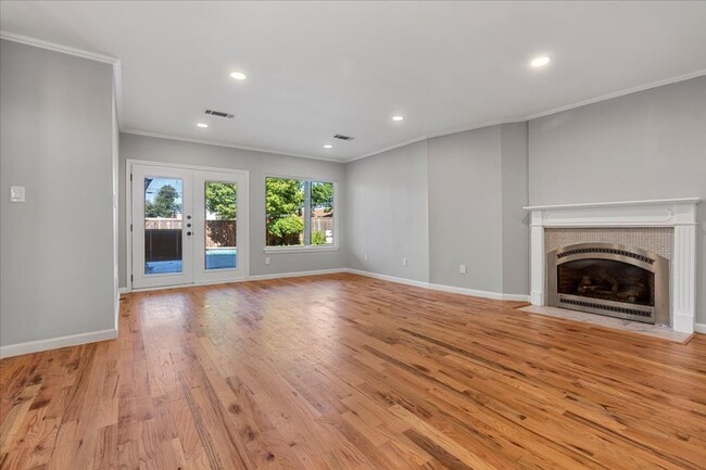 Building Photo - Recently Renovated 4-bed 3.5-bath 2-living...