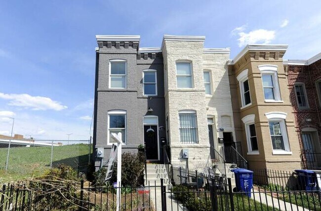 Building Photo - 1012 7th St SE