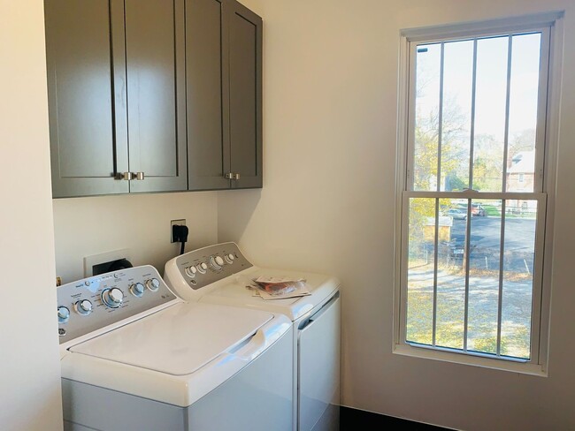 Building Photo - 3 Bedroom 2.5 Bath Just Steps from Franklin Park!!