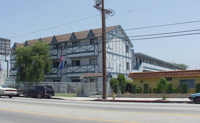 Building Photo - Casa Laurel