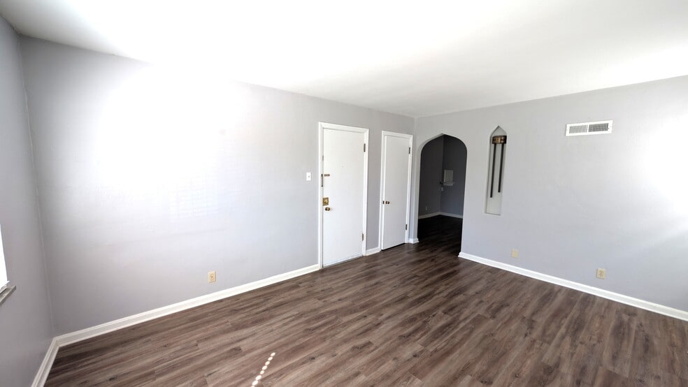 Building Photo - 5825 Sunshine Dr