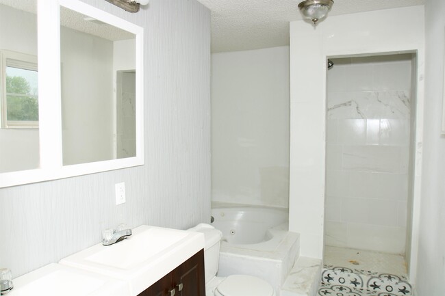 Building Photo - 527 W 6th St