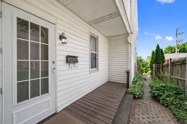 Building Photo - Newly Renovated 2 Bedroom Home With Bonus ...