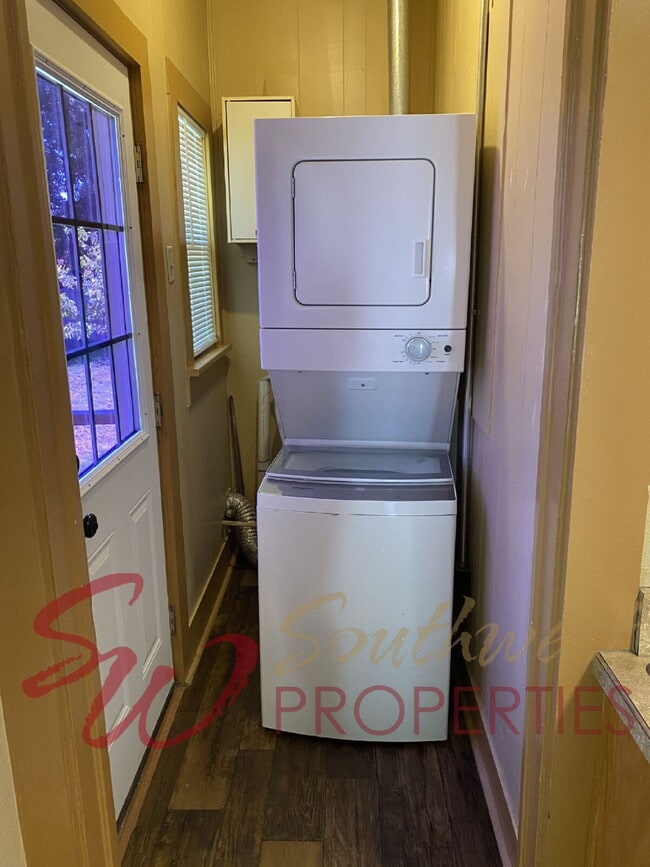 Building Photo - Super cute, good sized, one bedroom home one block from campus!