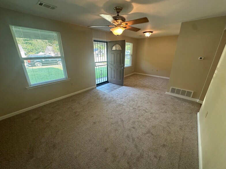 Building Photo - 1045 E Rossiland Cir