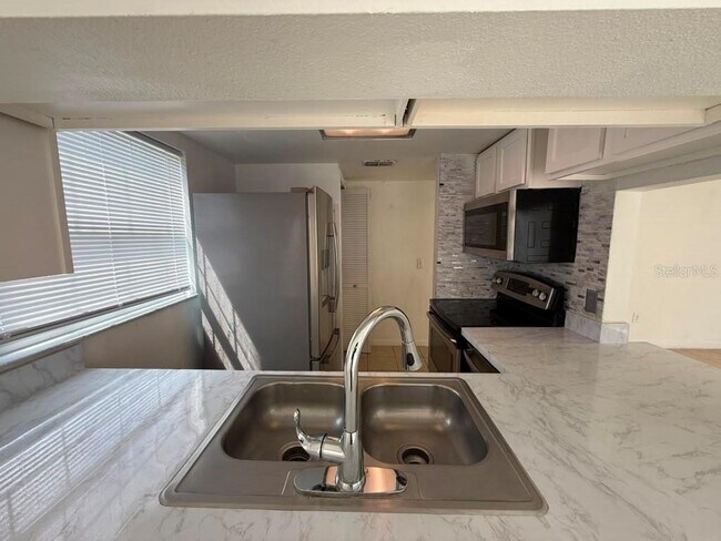 Building Photo - 833 Caribbean Dr