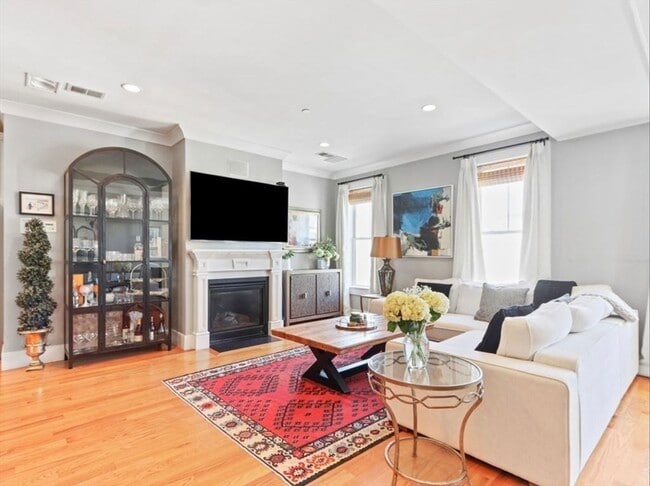 Building Photo - 525 E 7th St