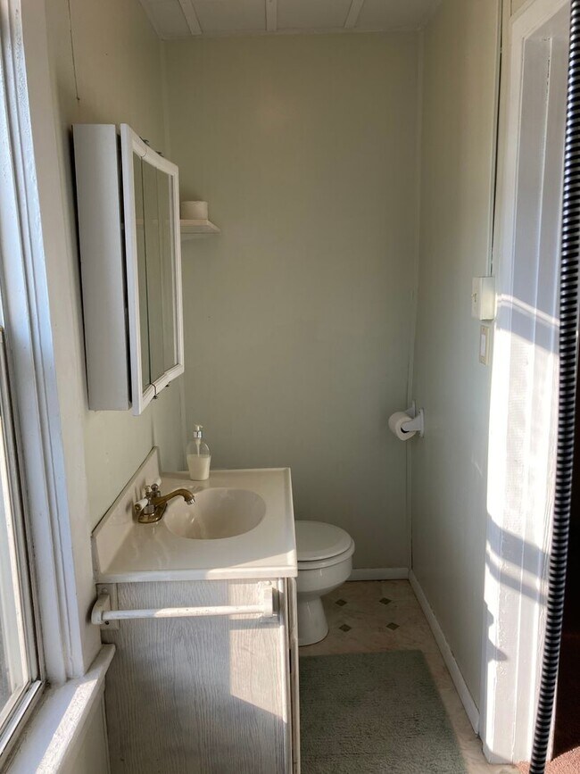 Building Photo - Three Bedroom Single-Family Home Close To ...