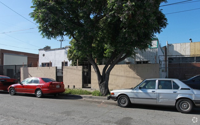 Building Photo - 230 W 33rd St