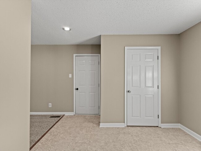 Building Photo - Large lot and close to town.