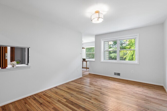Building Photo - 1222 Noyes Dr