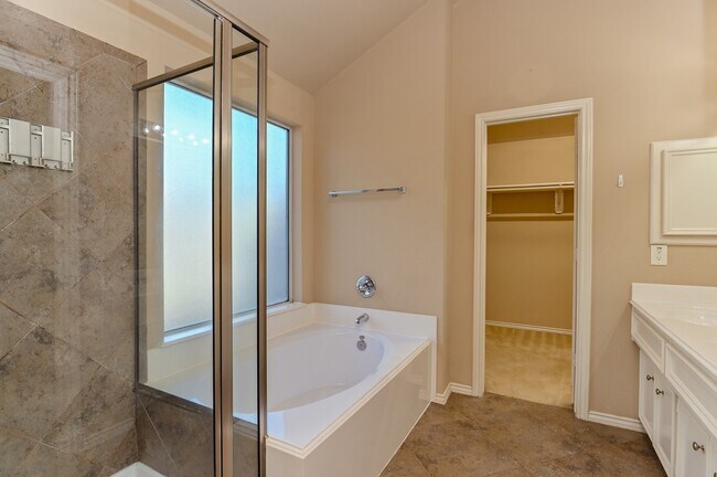 Building Photo - 2106 Castle Gardens Ln