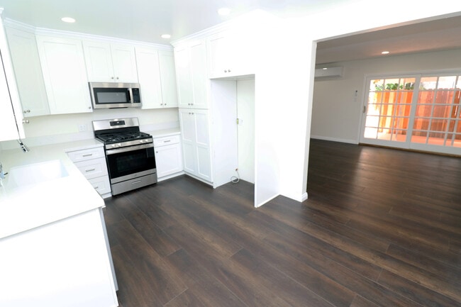 Building Photo - 468 N Cypress St