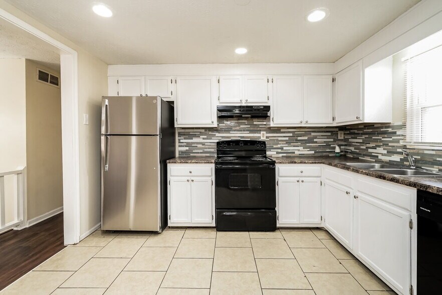 Building Photo - 3075 Flowers Dr
