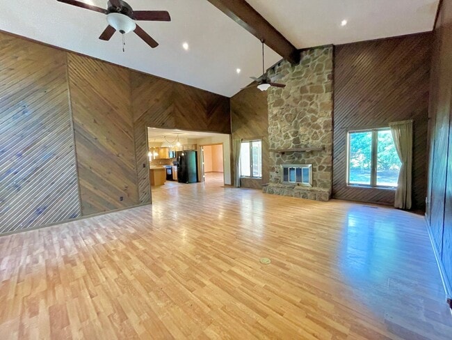 Building Photo - Large 3 bed / 2 bath Available Now!