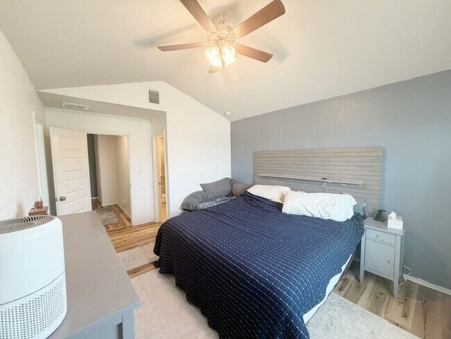 Building Photo - Charming 3 BD/2.5 Located Near Randolph AFB! Move in May 2026!