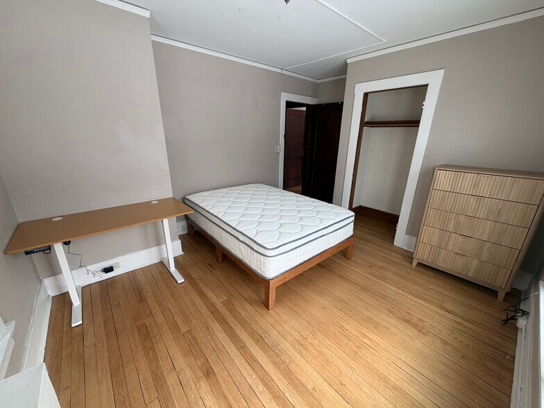 Building Photo - 412 Hillview Plz