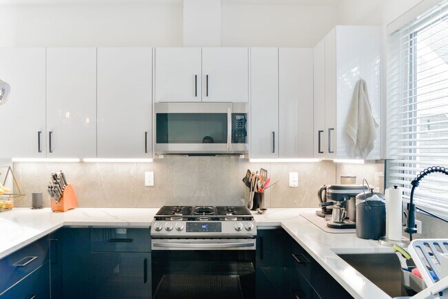 Building Photo - Modern 3 bed/ 2.5 bath townhome in Ballard!