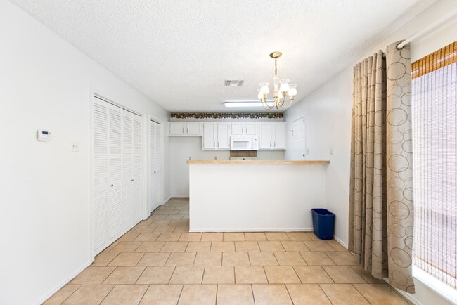 Building Photo - 8430 Cranberry Hill