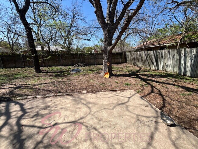 Building Photo - Spacious 3 Bedroom Brick Home in the Heart of Stephenville!