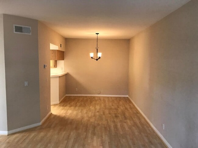 Building Photo - Nice Oak Park Corner Unit Townhome Which I...