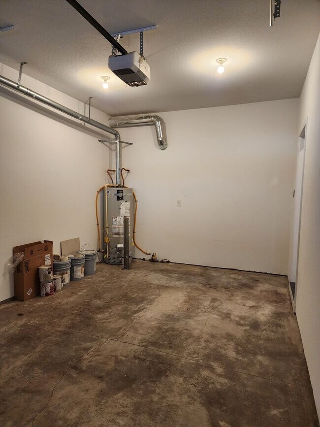 Building Photo - FIRST  FULL  MONTH'S   RENT  FREE     Lovely 2019 single-family home in Newberg