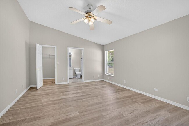 Building Photo - 16971 Mayfair Dr E