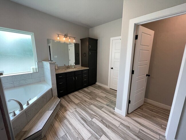 Building Photo - 4-Bedroom House for Rent in Temple