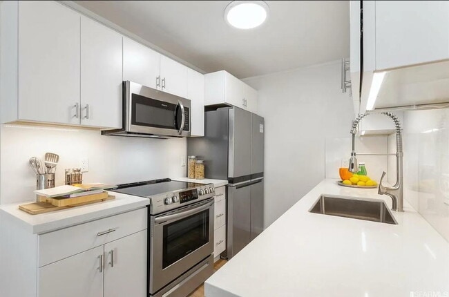 Building Photo - "Chic San Francisco Retreat: Spacious 1-Be...