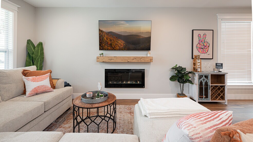 Building Photo - 1208 Seven Sisters Ln