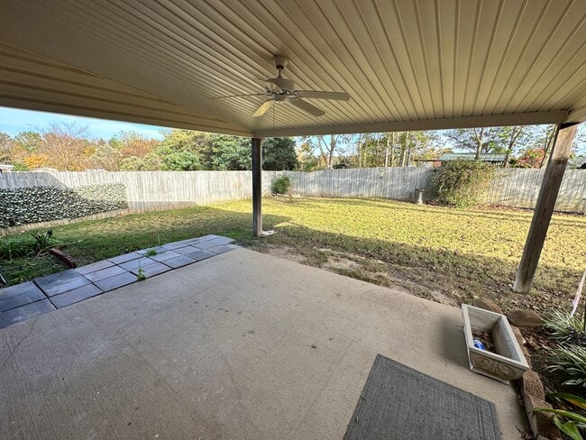 Building Photo - 4 bed 2 bath home with 2 car garage, covered patio, and fenced backyard