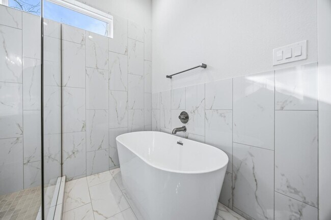 Building Photo - 6112 De Campo St