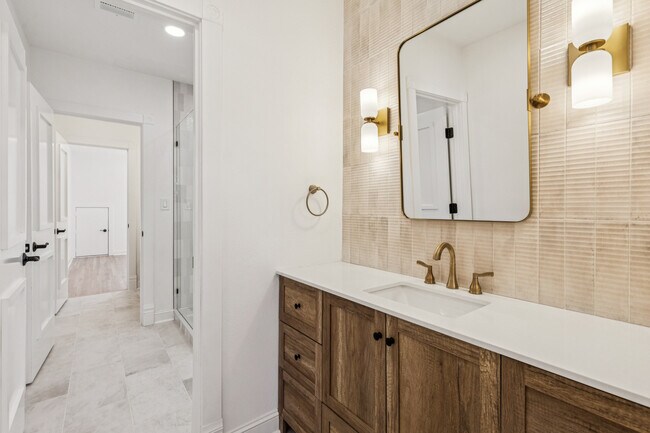 Building Photo - 6139 Belmont Ave