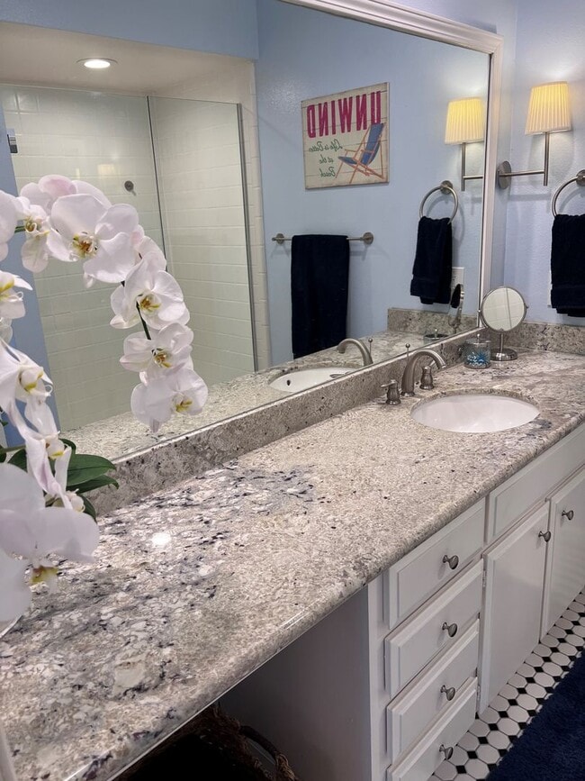 Building Photo - Fully-furnished Sleek 2-bedroom, 2-bathroo...