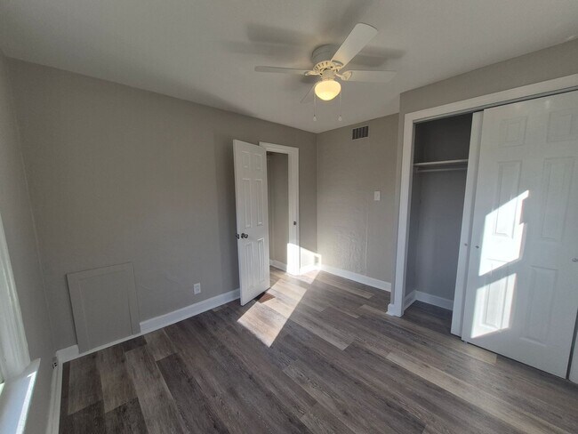 Building Photo - Cozy 1 bedroom house with large yard