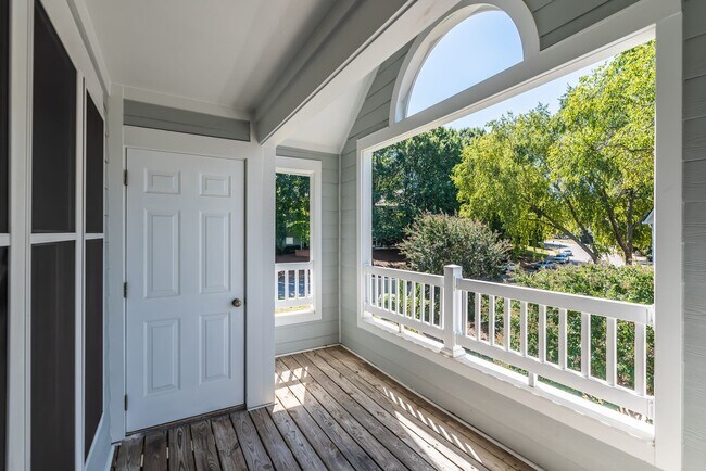 Building Photo - Gorgeous 2-Bedroom Condo Near Fletcher Par...