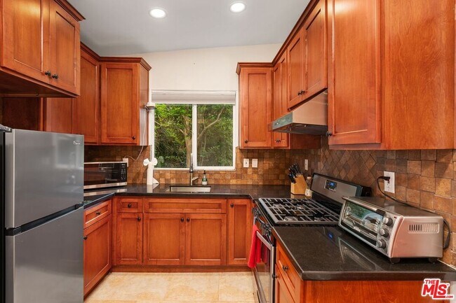 Building Photo - 828 N Crescent Heights Blvd