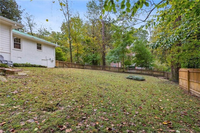 Building Photo - 2592 Woodacres Rd NE