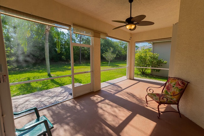Building Photo - 562 SW New Castle Cove
