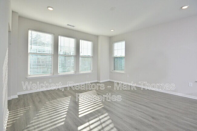 Building Photo - 1043 Manorhaven Dr