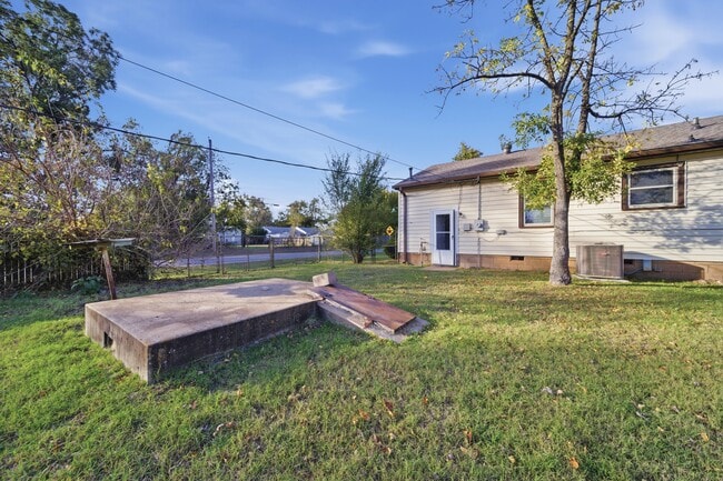 Building Photo - 702 E Karma Ave