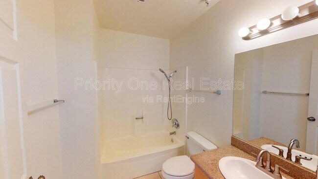 Building Photo - 4041 Oakcrest Dr