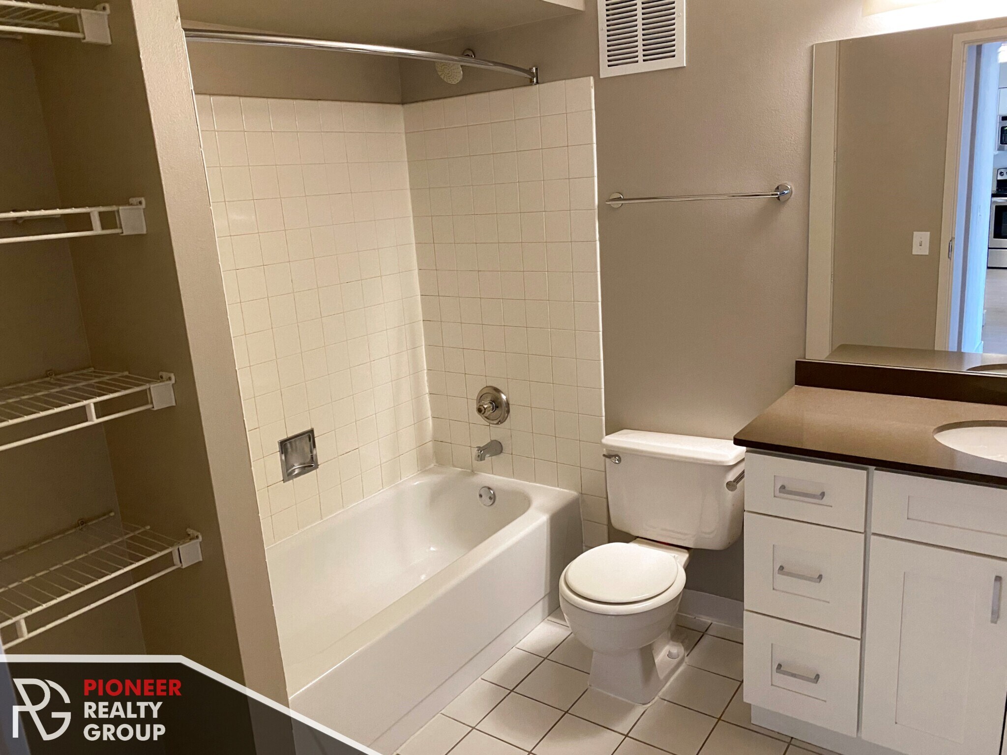 Building Photo - 2551 N Clark St